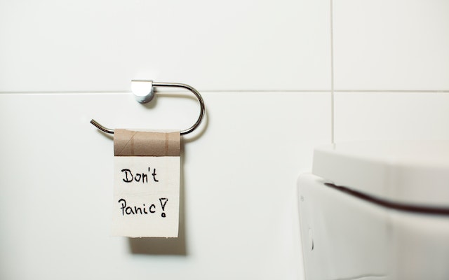 keine panik text auf toilettenpapier